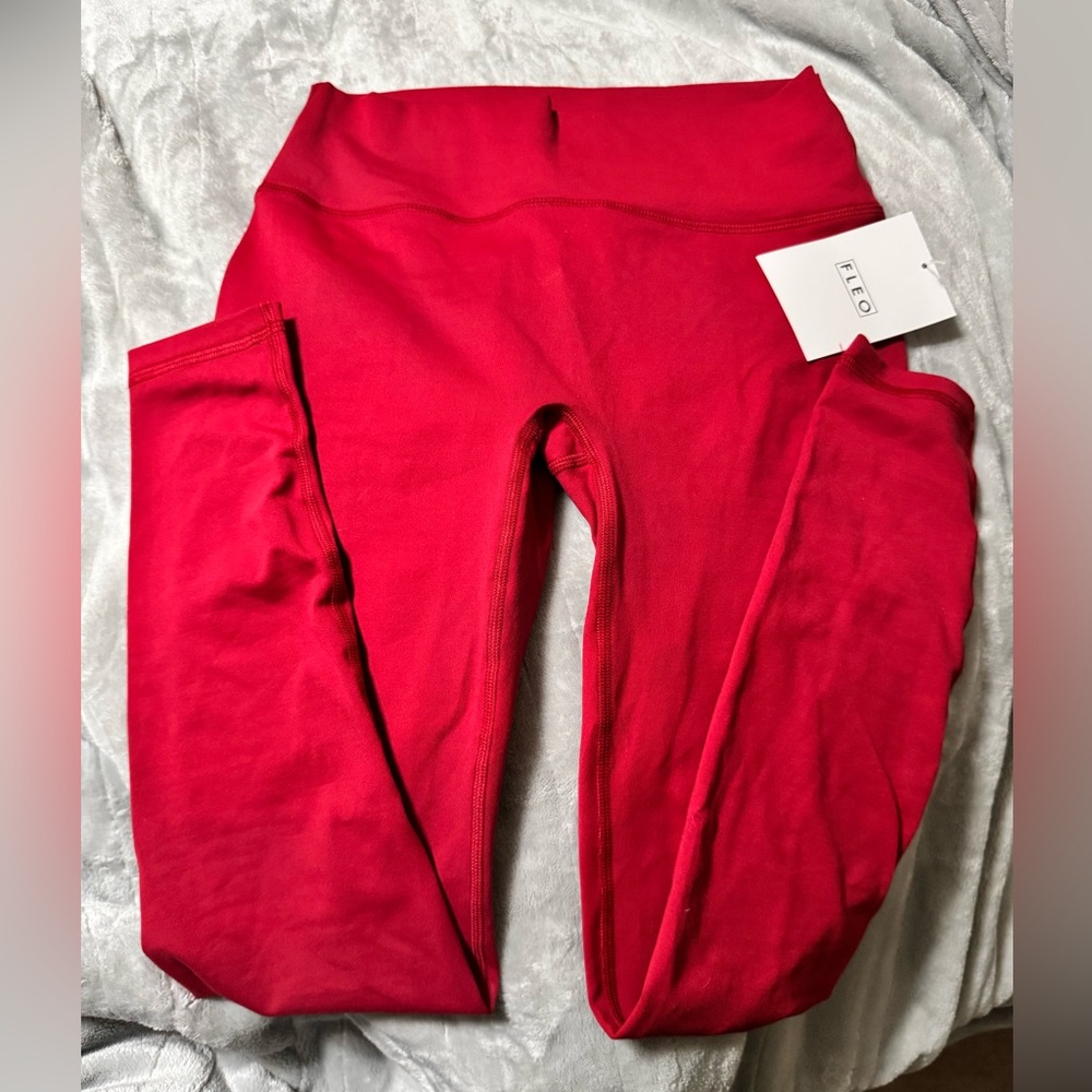 Fleo charge leggings in scoot color. Size medium.